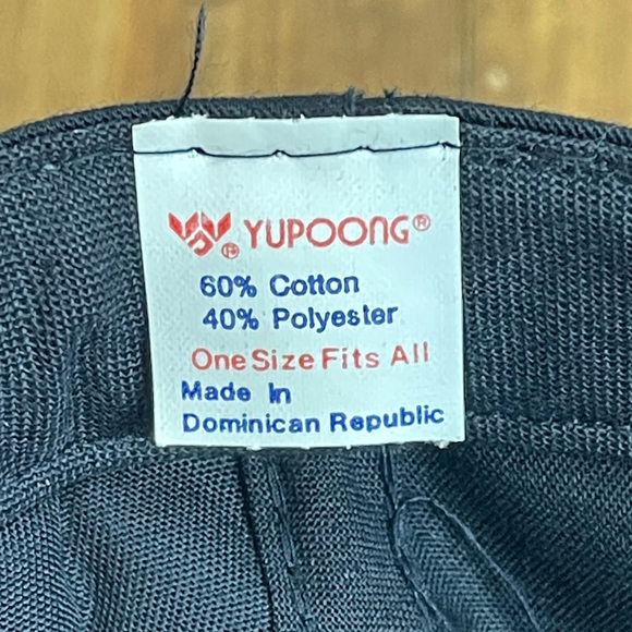 Vintage Yupoong black and red Garth Brooks SnapBack baseball cap - Picture 5 of 5